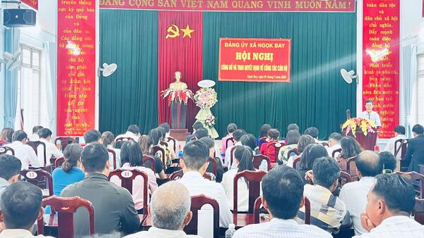 ĐẢNG ỦY XÃ NGỌK BAY TỔ CHỨC CÔNG BỐ VÀ TRAO QUYẾT ĐỊNH VỀ CÔNG TÁC CÁN BỘ