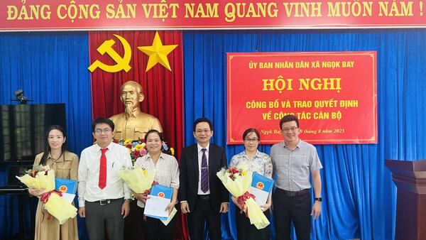 ỦY BAN NHÂN DÂN XÃ NGỌK BAY TỔ CHỨC CÔNG BỐ VÀ TRAO QUYẾT ĐỊNH VỀ CÔNG TÁC CÁN BỘ