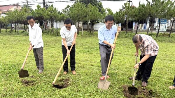 KHỞI CÔNG XÂY DỰNG SÂN BÊ TÔNG TẠI THÔN PHƯƠNG QUÝ 1, XÃ NGỌK BAY