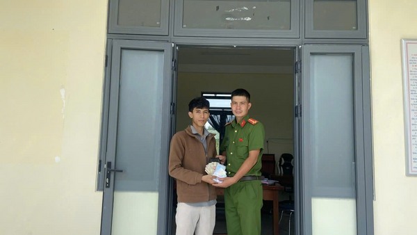 CÔNG AN XÃ NGỌK BAY TRAO TRẢ TÀI SẢN ĐÁNH RƠI CHO CÔNG DÂN