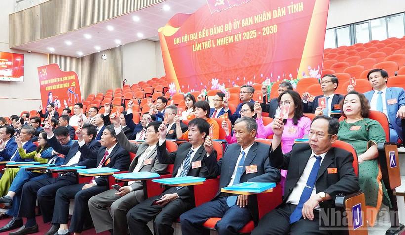 Đại biểu dự Đại hội Đảng bộ Ủy ban nhân dân tỉnh Quảng Ngãi lần thứ nhất, nhiệm kỳ 2025-2030 biểu quyết thông qua Nghị quyết Đại hội.
