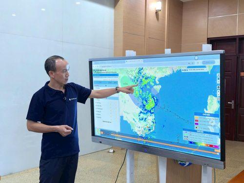 Ông Hoàng Phúc Lâm, Phó Giám đốc Trung tâm Dự báo Khí tượng Thủy văn Quốc gia cung cấp thông tin về bão số 10 chiều 28/9